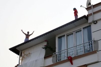 Cezaevi firarisi polisleri görünce çatıya çıktı