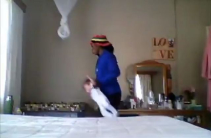 Bakıcı dehşeti gizli kamerada !