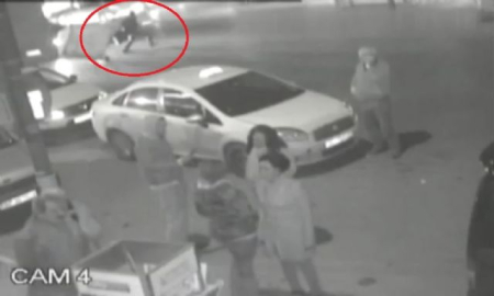 Otomobilin kağıt toplayıcıya çarptığı feci kaza kamerada