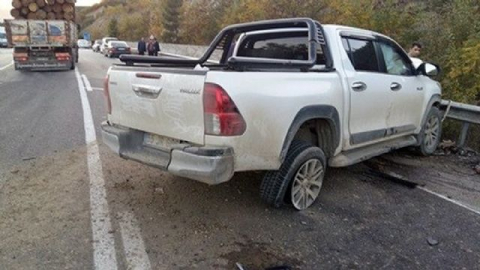 İki otomobil çarpıştı: 2 ölü, 1 yaralı