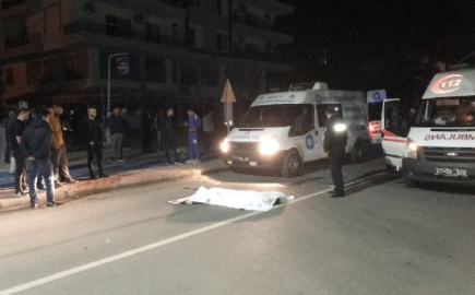 Otomobil bisikletli öğrencilere çarptı