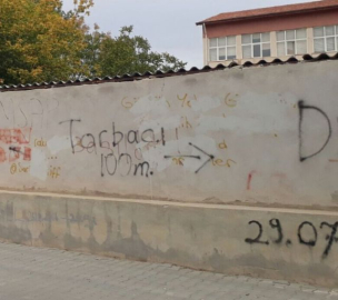 Bu yazı tepki çekti: Hem de okul duvarında
