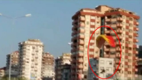 Yamaç paraşütü ile Karadeniz Sahil Yoluna indi