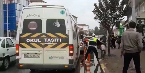 Çocukları bir bir servise bindirdi