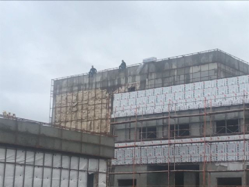 Paralarını alamadıklarını iddia eden işçiler çatıya çıktı