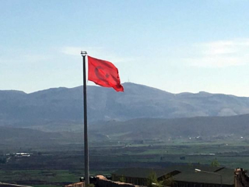 Hatay'daki 12. Hawk Batarya Komutanlığına dev Türk bayrağı asıldı