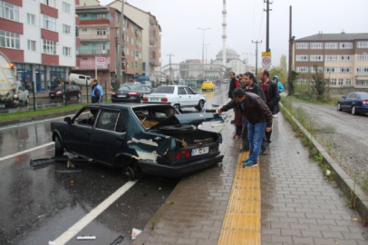 Otomobil direğe çarptı: 4 yaralı