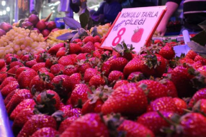 Ekim ayında pazarda tarla çileği bereketi