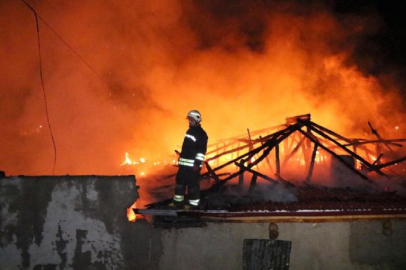 Tandır ateşi 3 evi yaktı