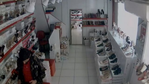 Ayakkabıcıdan çaldı, pantolonuna sakladı