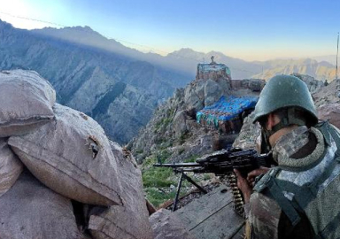 Komandolar Kokozer Dağı'na Türk Bayrağı dikti