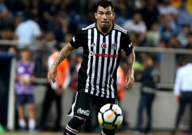 Beşiktaş'ta lens ve Medel krizi