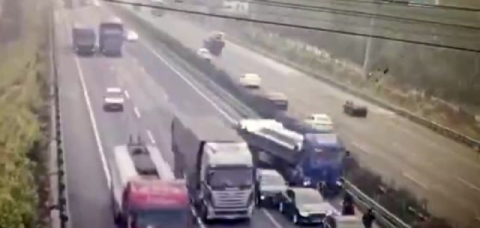 Keçiler zincirleme kazaya yol açtı: 2 ölü