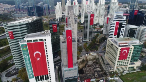 Gökdelenler dev Türk bayraklarıyla donatıldı