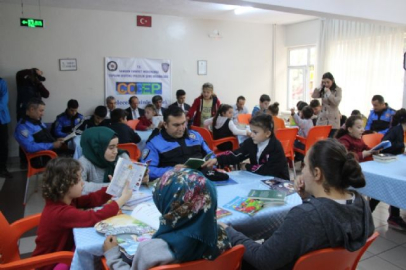 Polisler ve işitme engelli öğrenciler birlikte kitap okudu
