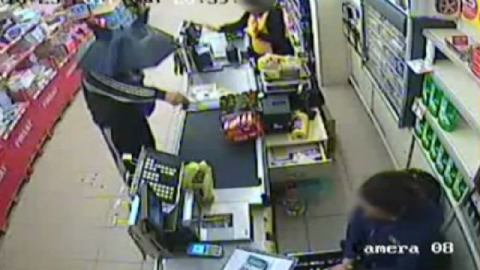 Kendisini şemsiyeyle gizleyip soygun yaptı