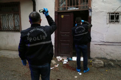 Önce kız kardeşini, sonra kendini bıçakladı