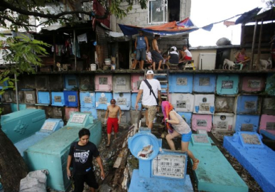 Binlerce Filipinli mezarlıkları ev edindi