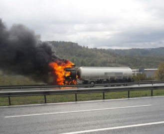 Bitkisel yağ yüklü tanker alev alev yandı