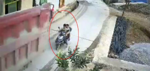 Kamyon bir anda geriye doğru kaymaya başladı