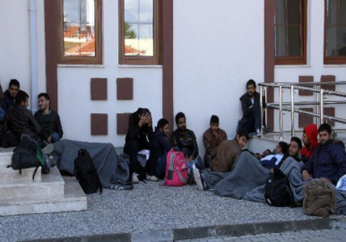 Otobüs terminalinde 28 kaçak göçmen yakalandı