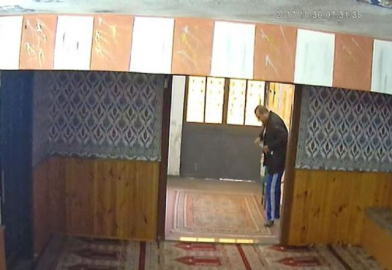 Sakızla caminin kumbarasından hırsızlık