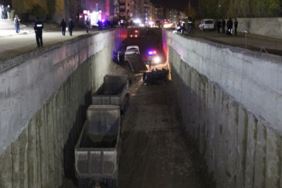 Otomobil alt geçit inşaatına uçtu: 1 ölü, 4 yaralı