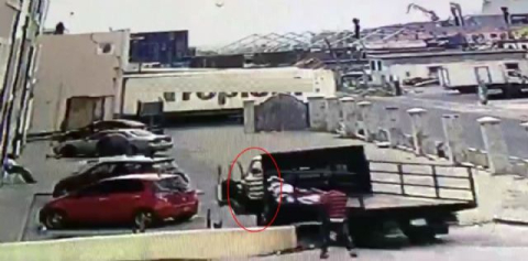 El freni çekilmeyen kamyonet bir anda hareket etti