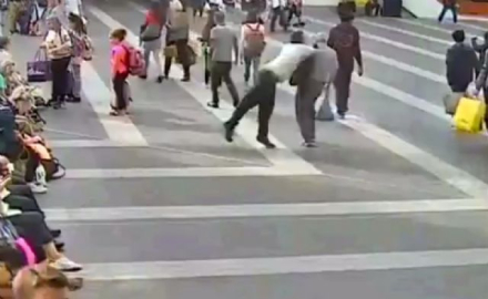 Sebepsiz yere tanımadığı şahsa aldırdı