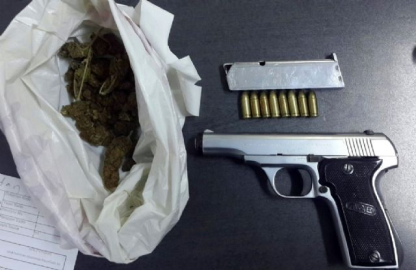 Polisin şüphelendiği araçtan silah ve uyuşturucu çıktı: 2 gözaltı