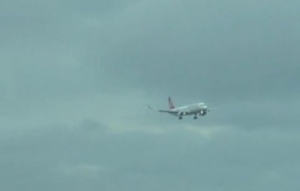 Şiddetli rüzgardan uçakları beşik gibi sallandı