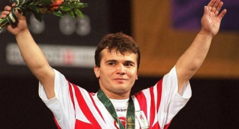 Naim Süyeymanoğlu'na büyük vefa