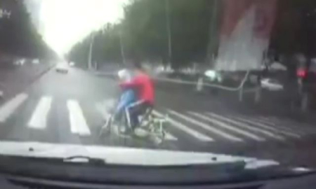 Hızını yavaşlatmayan sürücü anne ve kızına çarptı