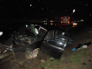 Otomobil bariyerlere çarptı: 1 ölü, 4 yaralı