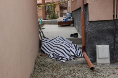 Garajın çatısından düşen yaşlı adam öldü