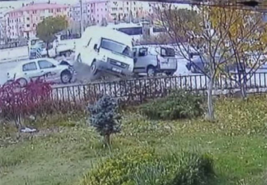 Ankara'da öğrenci servisi kaza yaptı: 4 yaralı