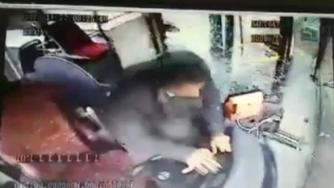 Freni boşalan özel halk otobüsünün kaza anı kamerada