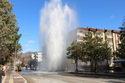 Su volkan gibi fışkırdı, onlar selfie çekti