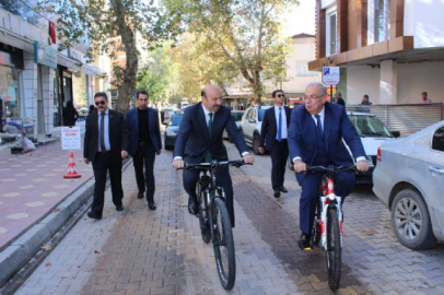 Bakan Yardımcısı Tüfekçi şehir merkezini bisikletle gezdi