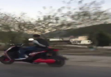 Motosikletli gençlerin tehlikeli yolculuğu kamerada