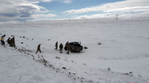 Kaza mahalinde sürücünün donmuş cesedi bulundu