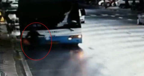 Yaşlı kadın otobüsün altında can verdi