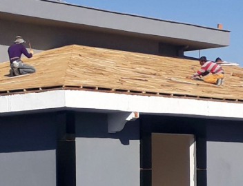 Çatıdaki işçiler canlarını hiçe saydı