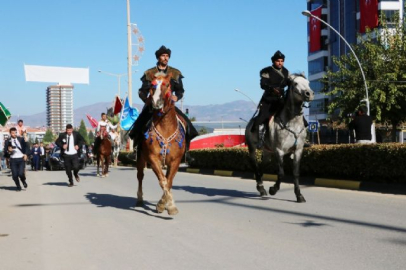 Atlarla karşılandı, 'teber' hediye edildi