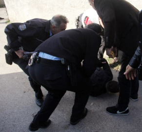 Önce bakkalı taradılar sonra polise saldırdılar