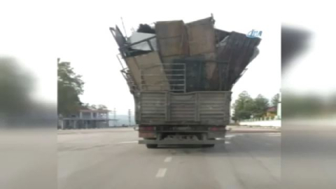 Aşırı yüklü kamyonun tehlikeli yolculuğu