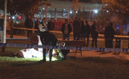 İzmir'de parkta oturan bir kişi infaz edildi