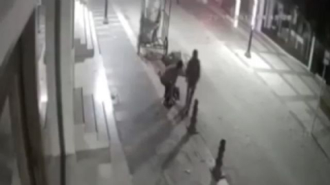 Demir dubaları çalan hırsızlar güvenlik kamerasında