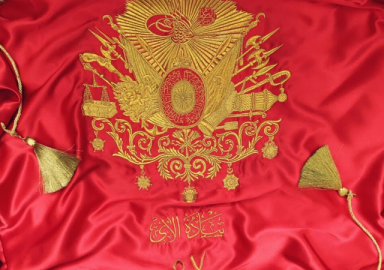 Cumhurbaşkanı'nın fotoğrafındaki 57. Alay Sancağı detayı