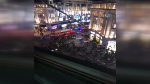 Londra'da metro istasyonunda hareketli dakikalar